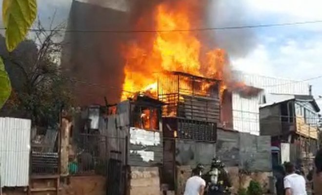 Incendio en sector de Recreo consume al menos tres casas: Duro combate de Bomberos para evitar expansión