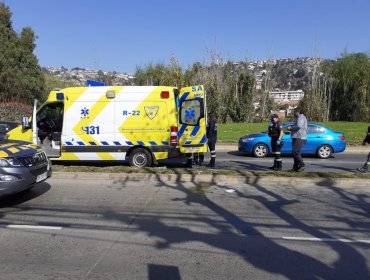 Motociclista resultó gravemente lesionada tras ser colisionada por microbús en Viña del Mar