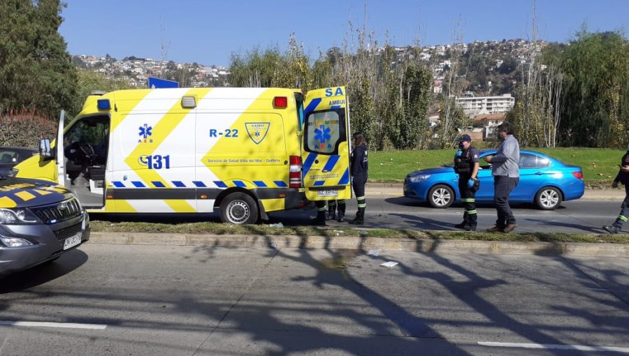 Motociclista resultó gravemente lesionada tras ser colisionada por microbús en Viña del Mar