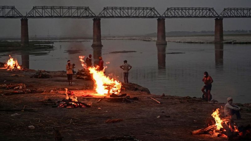 Decenas de cadáveres supuestamente de fallecidos por Covid-19 aparecen en el río Ganges en India