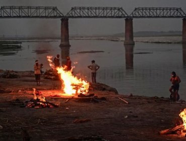 Decenas de cadáveres supuestamente de fallecidos por Covid-19 aparecen en el río Ganges en India