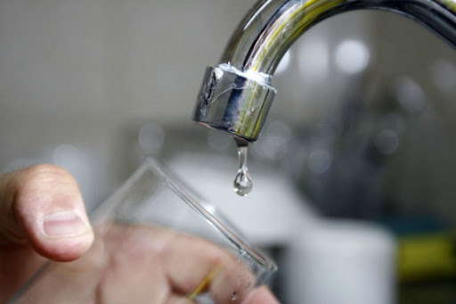 Corte de suministro de agua potable afecta a sectores de La Ligua por reparación de tubería