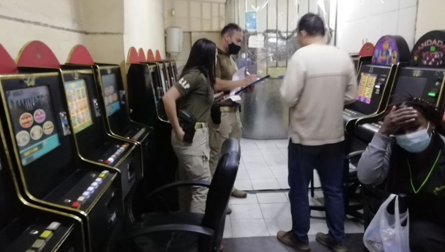 Detienen a 29 personas que fueron sorprendidas al interior de un casino clandestino en el barrio Franklin