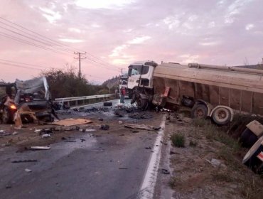 Colisión entre camión, vehículo y bus que terminó volcado dejó un fallecido en ruta de la Fruta