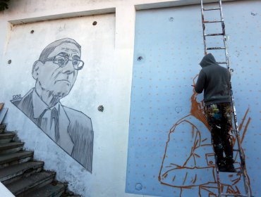 "Don Sergio" de «El Agente Topo» quedó plasmado en un mural en cerro Artillería de Valparaíso