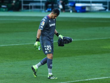 Claudio Bravo recibió críticas tras amargo empate del Betis ante Eibar