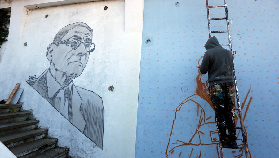 "Don Sergio" de «El Agente Topo» quedó plasmado en un mural en cerro Artillería de Valparaíso