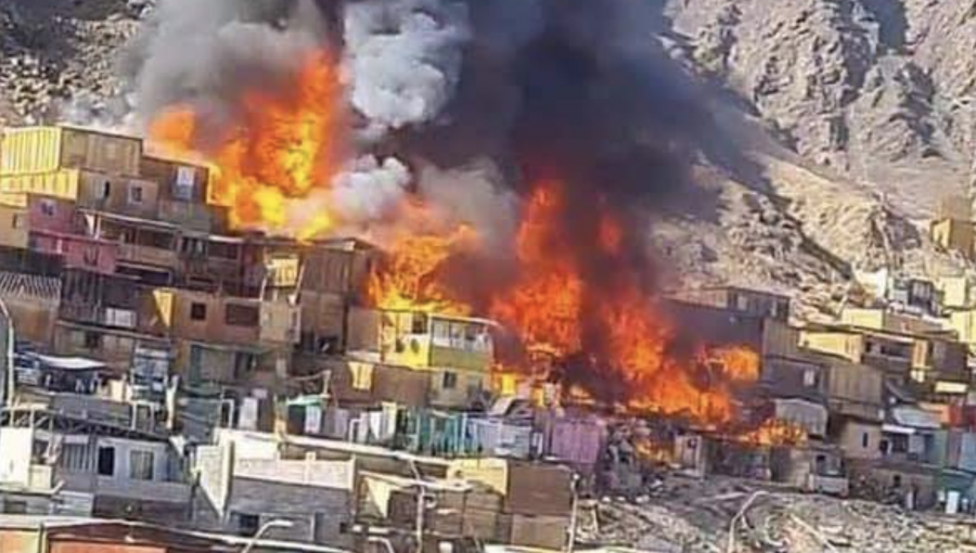 Gigantesco incendio en campamento de migrantes en Antofagasta destruye al menos 35 viviendas