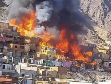 Gigantesco incendio en campamento de migrantes en Antofagasta destruye al menos 35 viviendas