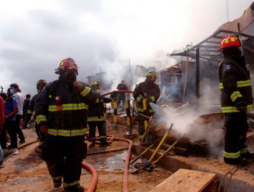 Al menos 37 viviendas destruidas y más de 100 damnificados deja incendio en campamento de Antofagasta