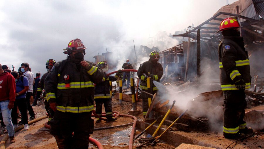 Al menos 37 viviendas destruidas y más de 100 damnificados deja incendio en campamento de Antofagasta