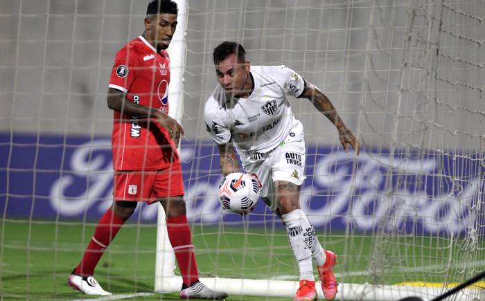 Edu Vargas marcó golazo en escandaloso partido por Copa Libertadores