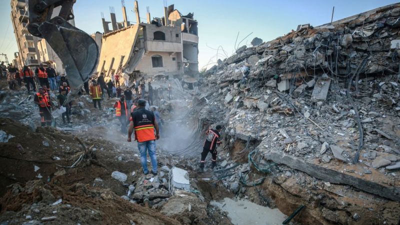 Israel intensifica su ofensiva en Gaza con ataques aéreos y de artillería mientras la violencia se extiende a Cisjordania