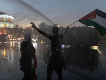 Carabineros dispersa protesta en apoyo a Palestina en inmediaciones de plaza Baquedano