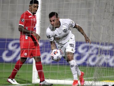 Edu Vargas marcó golazo en escandaloso partido por Copa Libertadores