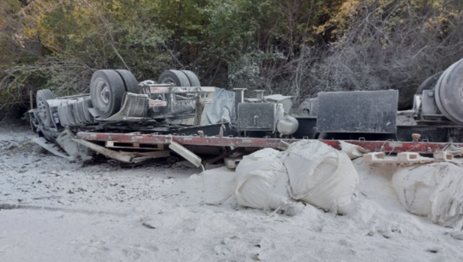 Fatal accidente en el Camino Internacional de Los Andes: conductor de camión muere tras volcamiento