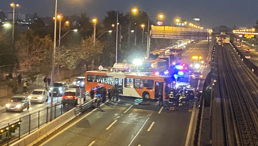 Delincuentes roban bus del transporte público y generan accidente en autopista Vespucio Sur en Peñalolén