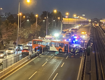 Delincuentes roban bus del transporte público y generan accidente en autopista Vespucio Sur en Peñalolén