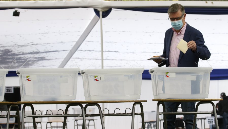 Joaquín Lavín votó y declaró estar "nervioso" a pesar de no ser candidato en la elección