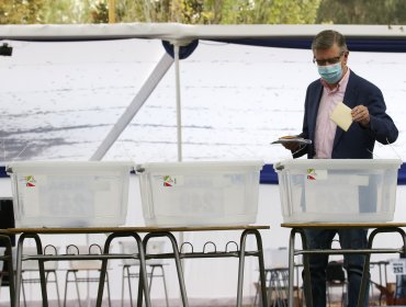 Joaquín Lavín votó y declaró estar "nervioso" a pesar de no ser candidato en la elección