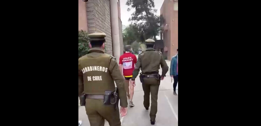 Hombre fue expulsado de centro de votación en Las Condes por llevar polera que decía "Grande Pinochet"