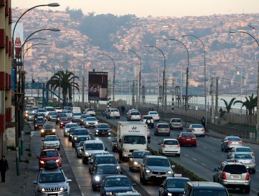 Vecinos de Valparaíso y Viña denuncian escasa presencia de microbuses: Seremi de Transportes habla de oferta de hasta un 70%