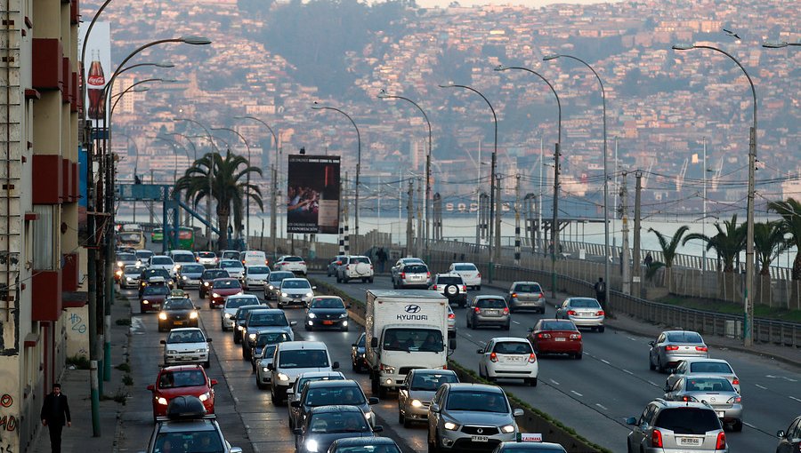 Vecinos de Valparaíso y Viña denuncian escasa presencia de microbuses: Seremi de Transportes habla de oferta de hasta un 70%