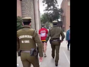 Hombre fue expulsado de centro de votación en Las Condes por llevar polera que decía "Grande Pinochet"