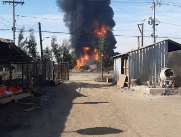 Incendio afecta a empresa de reciclaje de materiales químicos en Lampa y genera gigantesca columna de humo