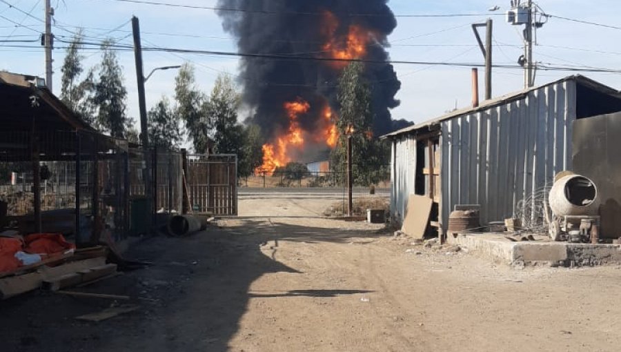 Incendio afecta a empresa de reciclaje de materiales químicos en Lampa y genera gigantesca columna de humo