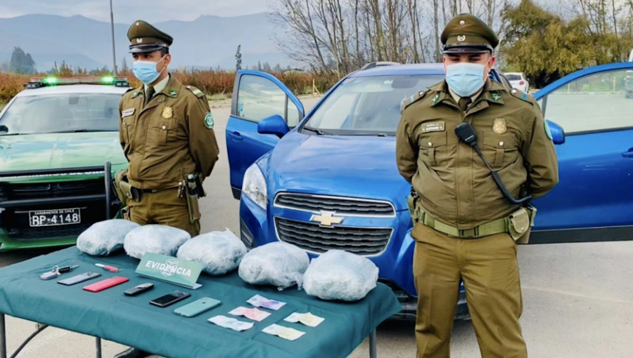 Conductor y sus dos acompañantes fueron detenidos por portar más de 5 kilos de marihuana en Llay Llay