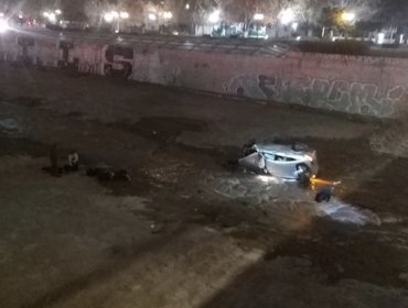 Cinematográfica persecución por Peñalolén, Macul y Providencia termina con automóvil volcado en el río Mapocho y seis detenidos