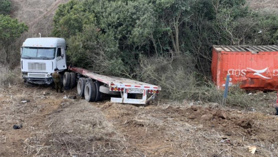 Transportista muere tras ser aplastado por su propio camión en ruta al puerto de San Antonio