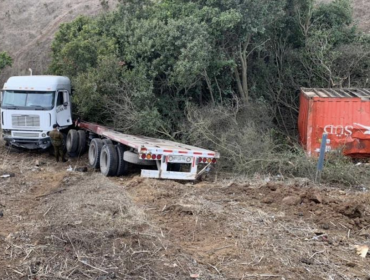 Transportista muere tras ser aplastado por su propio camión en ruta al puerto de San Antonio