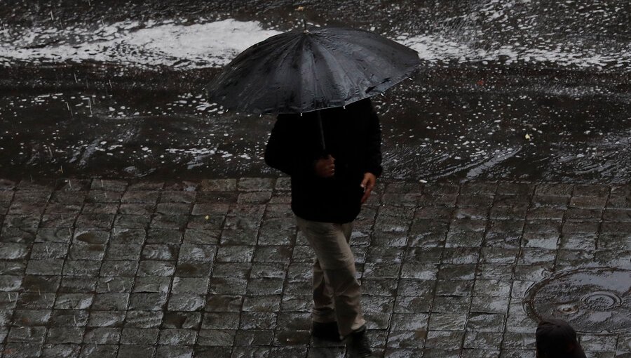 Declaran Alerta Temprana Preventiva para 10 comunas de la región Metropolitana por probables tormentas eléctricas