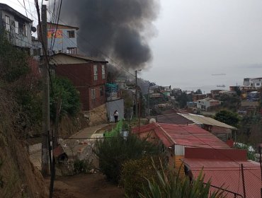 Incendio consume completamente una vivienda en cerro Mariposas de Valparaíso