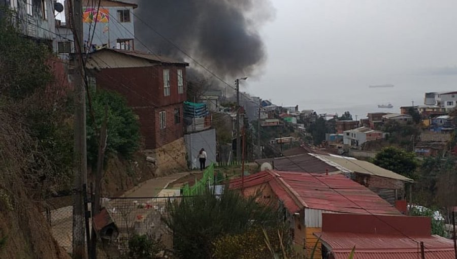 Incendio consume completamente una vivienda en cerro Mariposas de Valparaíso