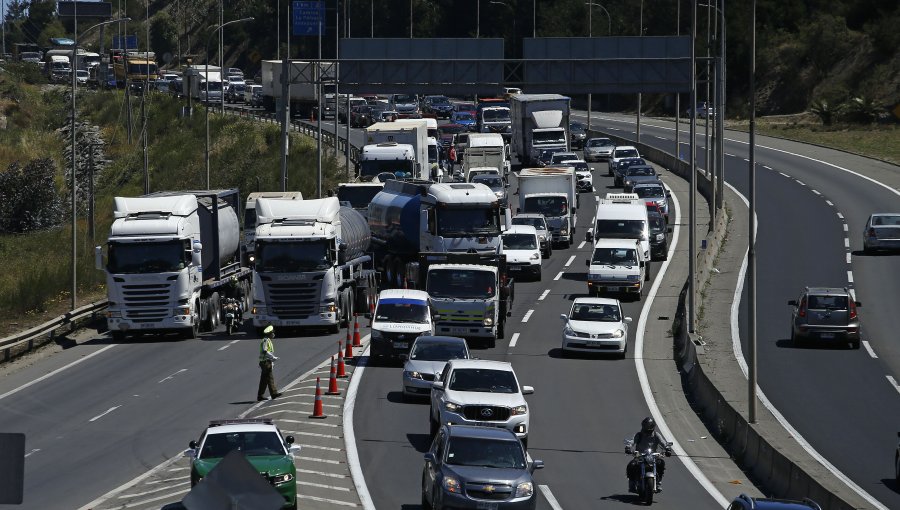 Más de 86 mil vehículos lograron salir de la Región Metropolitana en fin de semana largo