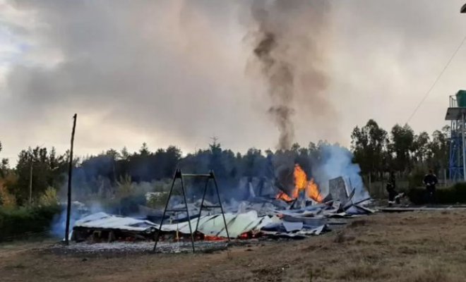 Terrorismo sin control en La Araucanía: Atentan y queman escuela rural de Contulmo y casa de Profesor