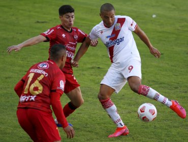 Ñublense derrotó sin apelaciones a Curicó Unido y subió a la punta del torneo