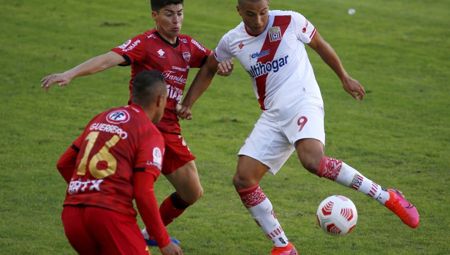 Ñublense derrotó sin apelaciones a Curicó Unido y subió a la punta del torneo