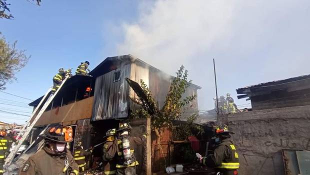 Incendio en Peñalolén dejó cuatro personas fallecidas: Uno era menor de edad