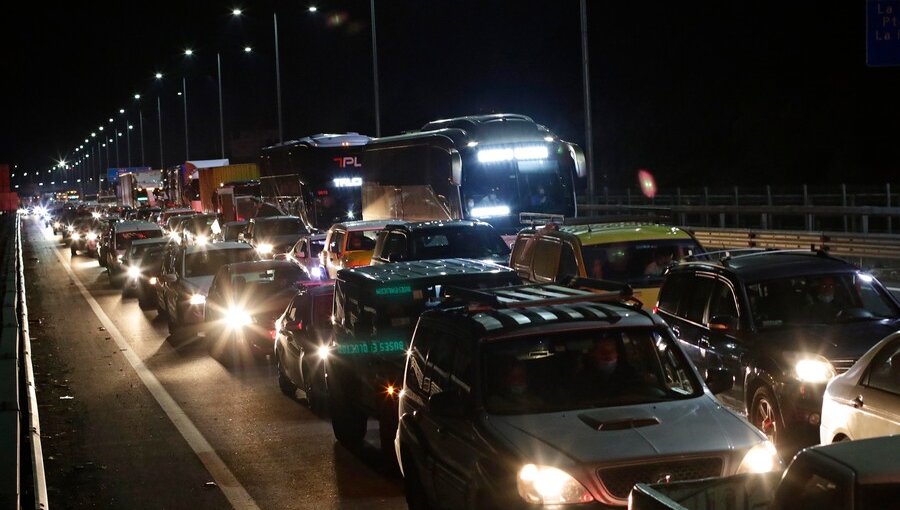 Más de 140 mil vehículos salieron de la región Metropolitana el fin de semana largo: MOP proyectaba sólo 90 mil