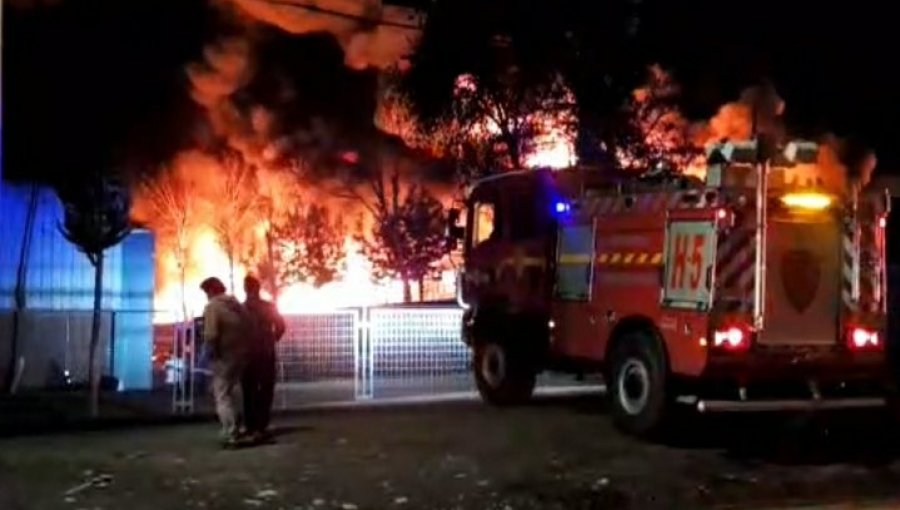 Gigantesco incendio afecta a fábrica de productos químicos en San Bernardo