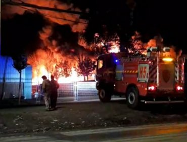 Gigantesco incendio afecta a fábrica de productos químicos en San Bernardo