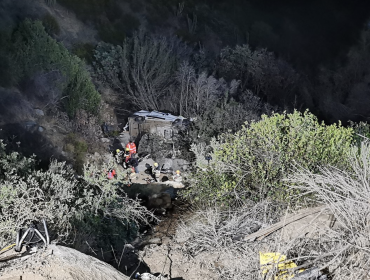 Tres lesionados dejó grave accidente en Olmué: camión 3/4 desbarrancó y cayó desde una altura de 40 metros