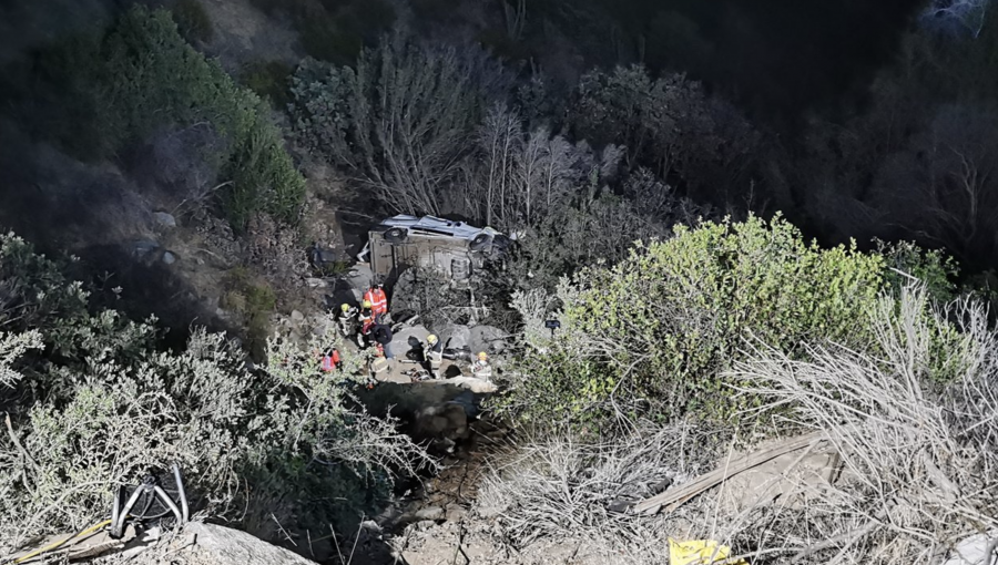 Tres lesionados dejó grave accidente en Olmué: camión 3/4 desbarrancó y cayó desde una altura de 40 metros