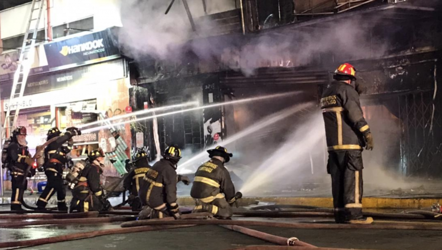 Un café y un patio de comidas resultaron afectados por un incendio en la calle San Pablo de Santiago