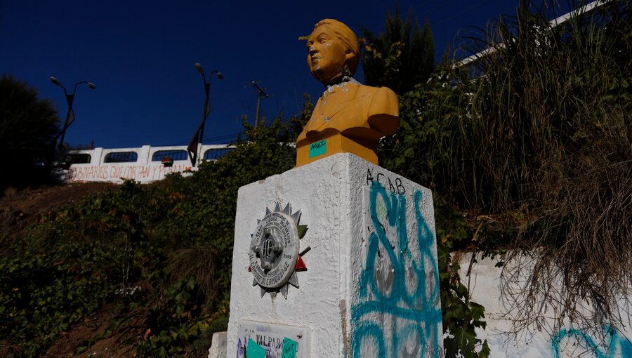 Interponen denuncia ante Fiscalía por vandalización del busto de Gabriela Mistral en Valparaíso