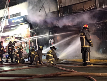 Un café y un patio de comidas resultaron afectados por un incendio en la calle San Pablo de Santiago